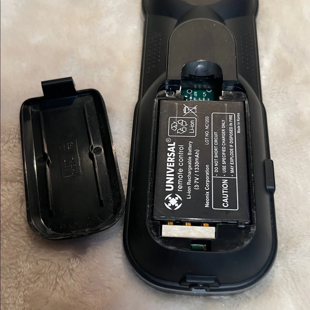 NWOT 📺 BLACK UNIVERSAL REMOTE CONTROL WITH RECHARGEABLE LITHIUM BATTERY